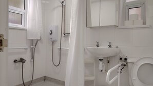 Bathroom - Modern 3‑Bed Home Near Dudley Zoo, Black Country Museum & Russell Hall Hospital (Dudley)