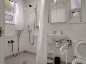 Bathroom - Modern 3‑Bed Home Near Dudley Zoo, Black Country Museum & Russell Hall Hospital (Dudley)