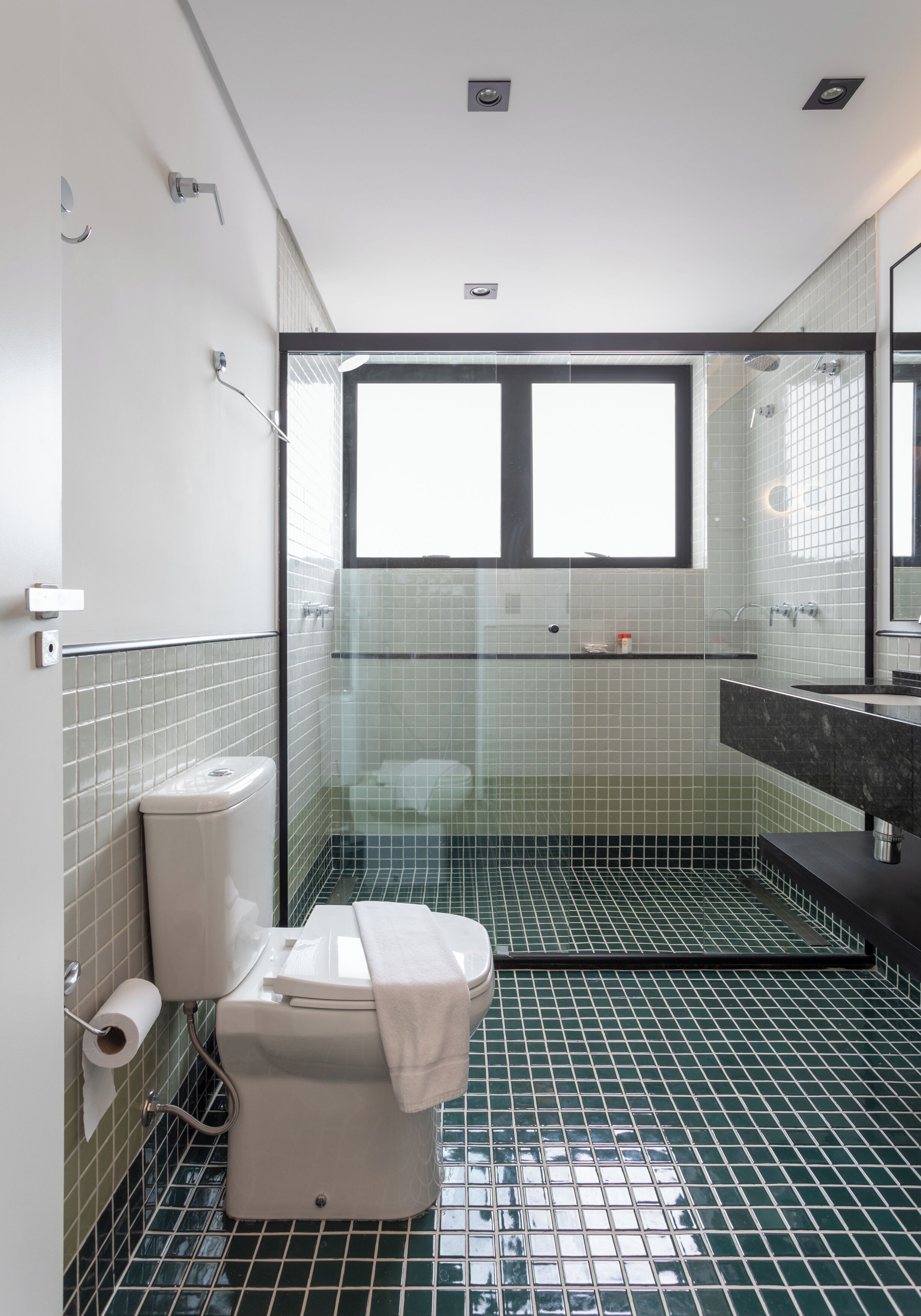 Family Apartment | Bathroom | Shower, free toiletries, hair dryer, towels
