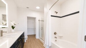 Ein modernes Badezimmer mit Dusche, Toilette und Waschbecken.