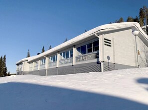 A building with a flat roof, large windows, and a balcony. - Mestarikämpät B 9 | Cozy Lakeside Apt with Sauna (Ruka)