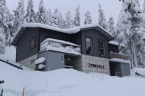 A two-story building with a snow-covered roof and a sign that reads 'JYRKKALA'. - Jyrkkälä B | Family-Friendly Apt Near Ski Slopes (Ruka)
