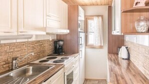 Private kitchen - Mäntyruka A1 | Cozy 1BR Cabin with Loft & Sauna (Ruka)