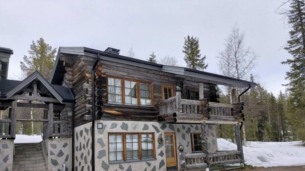 A log cabin with a stone facade, a balcony, and a wooden porch. - Rukanjurmu 9 | Spacious 2BR Log Apt with Sauna (Ruka)