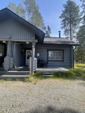 A log cabin with a porch and a small deck area. - Mäntyruka A2 | Cozy 1BR Cabin | Sauna & Fireplace (Ruka)