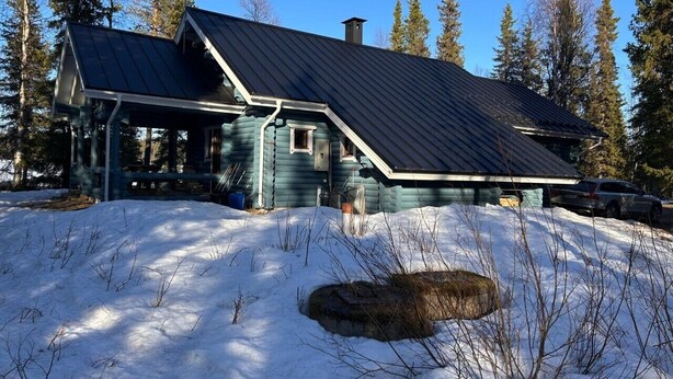 A house with a sloped roof and a covered porch area. - Cozy Lakeside Cabin for 12 | Sauna & Lappish Hut (Kuusamo)