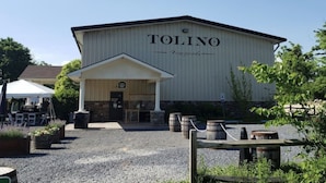Un edificio con un cartello che riporta 'TOLINO Vineyards'.