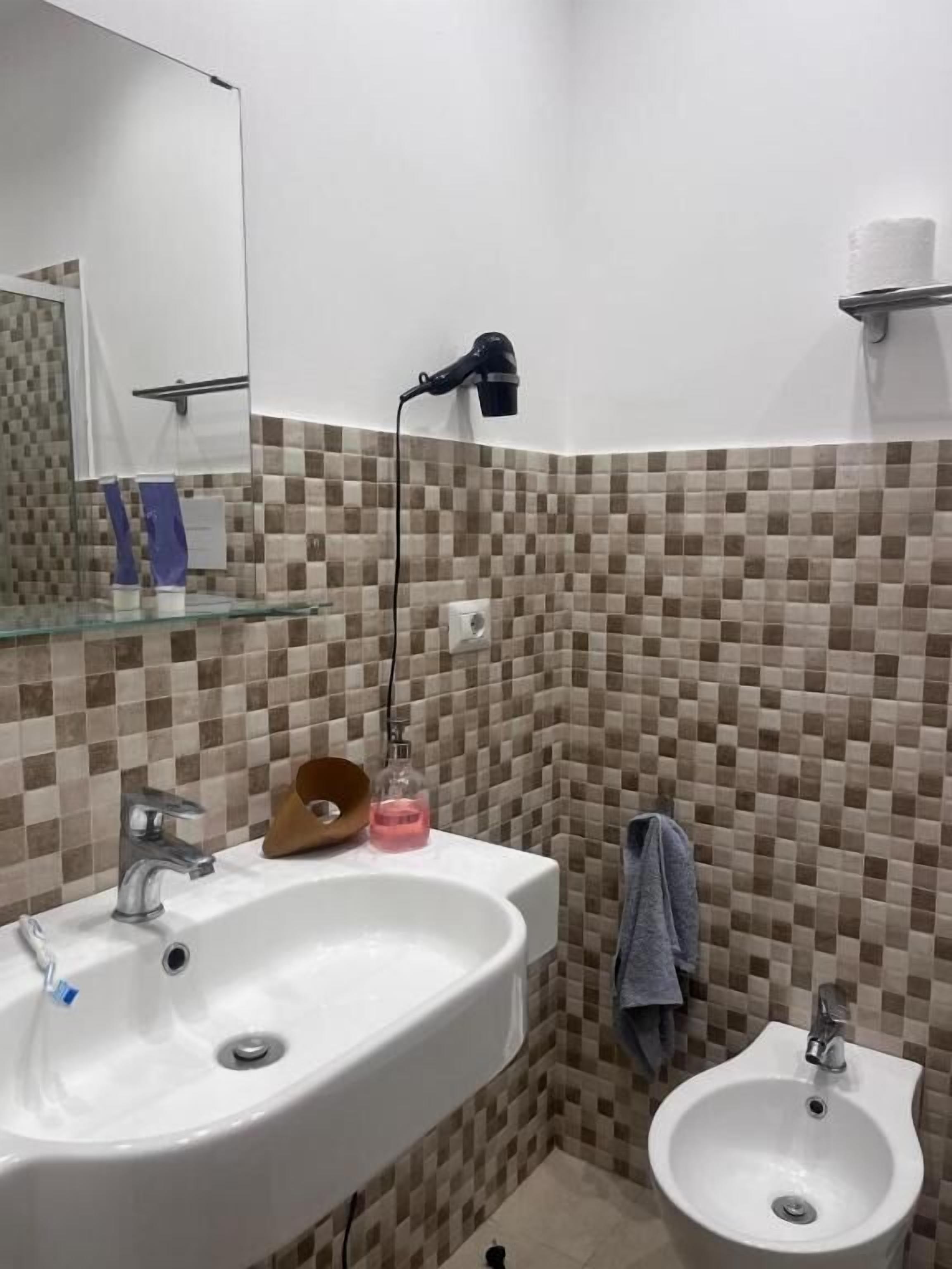 Doppel- oder Zweibettzimmer, eigenes Bad | Badezimmer