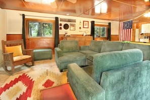 Living area - Classic Cabin - Pool Table - BBQ (Springville)