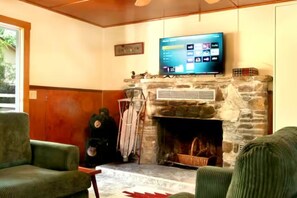 Living area - Classic Cabin - Pool Table - BBQ (Springville)