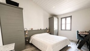 A bedroom with a bed, a desk, and a window. - ODELINE maison spacieuse et lumineuse au calme (Le Bois-Plage-en-Ré)