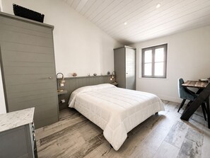 A bedroom with a bed, a desk, and a window. - ODELINE maison spacieuse et lumineuse au calme (Le Bois-Plage-en-Ré)