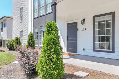 Walk to Campus - Luxury Condo - Pool & Gym Included