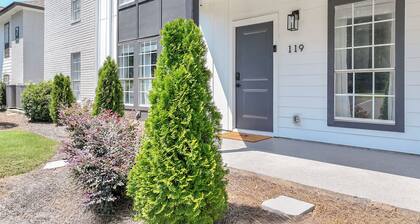 Walk to Campus - Luxury Condo - Pool & Gym Included