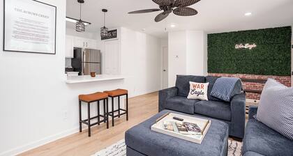 Walk to Campus - Luxury Condo - Pool & Gym Included