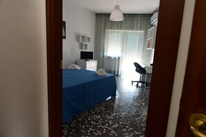 Room - In a quiet neighborhood not far from downtown and very close to the subway and bus stops (Bari)