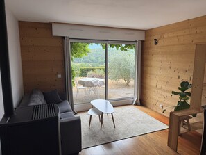 Een moderne woonkamer met een bank, een tafeltje en een grill.