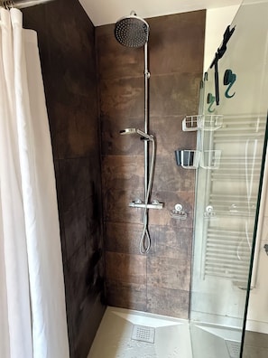 Dusche, Haartrockner, Handtücher, Seife