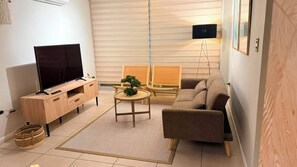 Living area - Just a short walk from the shopping center—ideal for families, couples, or business trips. (Linares)