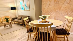 Dining - Just a short walk from the shopping center—ideal for families, couples, or business trips. (Linares)