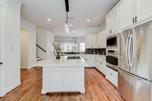 Private kitchen - Fully Furnished 3-Bedroom 2.5-Bathroom House (Houston)
