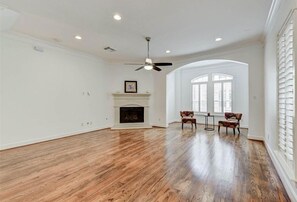 Interior - Fully Furnished 3-Bedroom 2.5-Bathroom House (Houston)