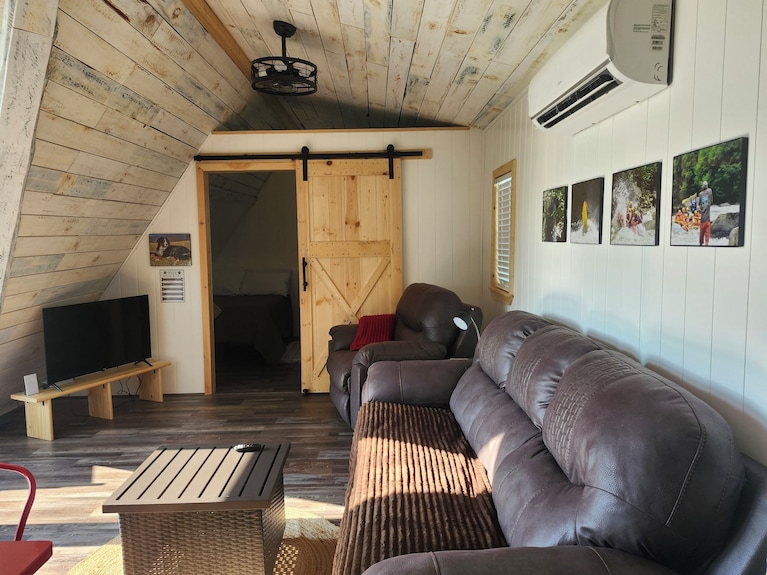 Cozy 2-br Cabin W/hot Tub & Firepit, Near Ohiopyle, Seven Springs & Fallingwater - Ohiopyle, PA