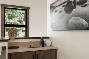 A kitchen counter with a window, a painting, and a vase. - Sierra Luxe Retreat - Hot tub close to Stateline (Zephyr Cove)