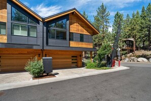 A modern two-story house with a garage, wooden siding, and large windows. - Sierra Luxe Retreat - Hot tub close to Stateline (Zephyr Cove)