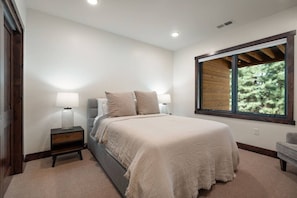 Desk, WiFi, bed sheets - Sierra Luxe Retreat - Hot tub close to Stateline (Zephyr Cove)