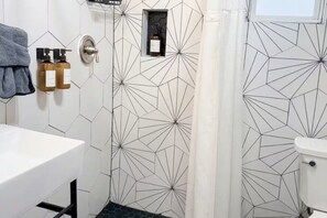 Bathroom - Private 2BR Guesthouse Near Houston Chinatown (Houston)