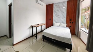 Habitación doble Confort | Espacio para trabajar con laptop y wifi gratis