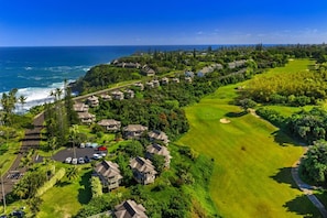 Une zone résidentielle côtière comprenant des maisons, un terrain de golf et l’océan.