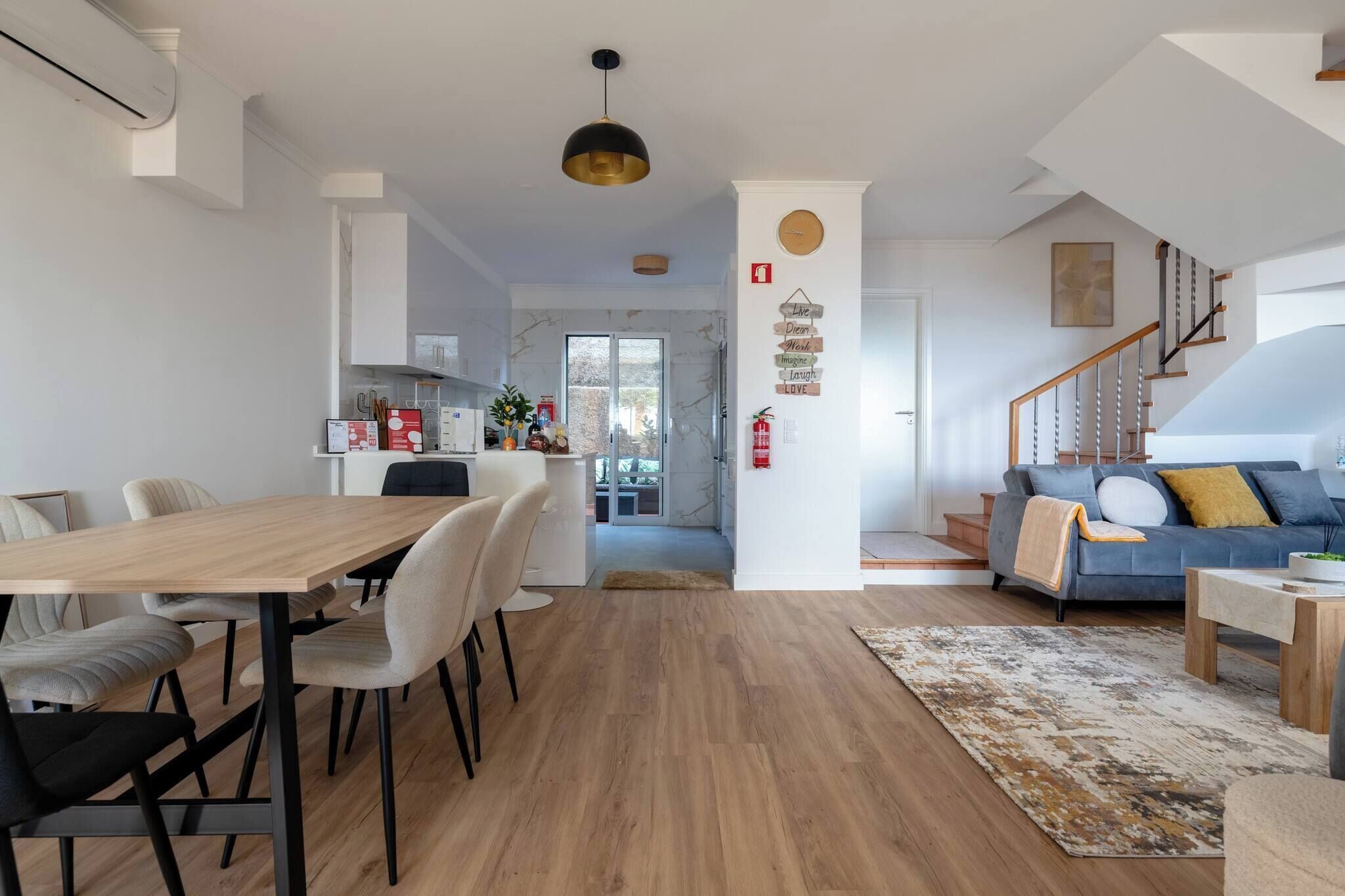 Un intérieur moderne comprenant un coin repas, une cuisine et un espace de vie.