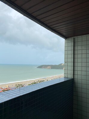 A balcony with a view of the beach and ocean. - Paradise Flat Sea View (Natal)