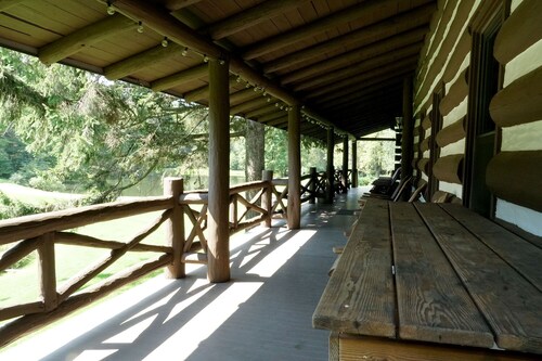 Amazing 6+-bedroom lodge in Spring Mills perfect for group getaways.