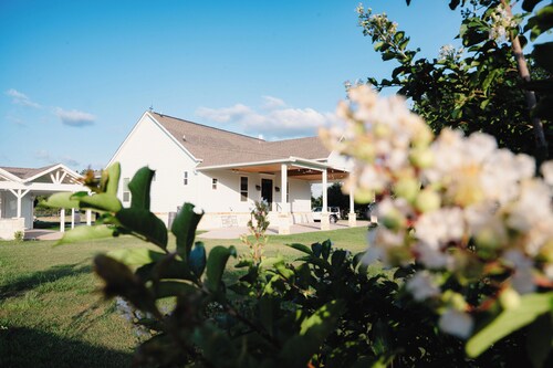 Charming 3-bedroom farmhouse with AC in peaceful Needville