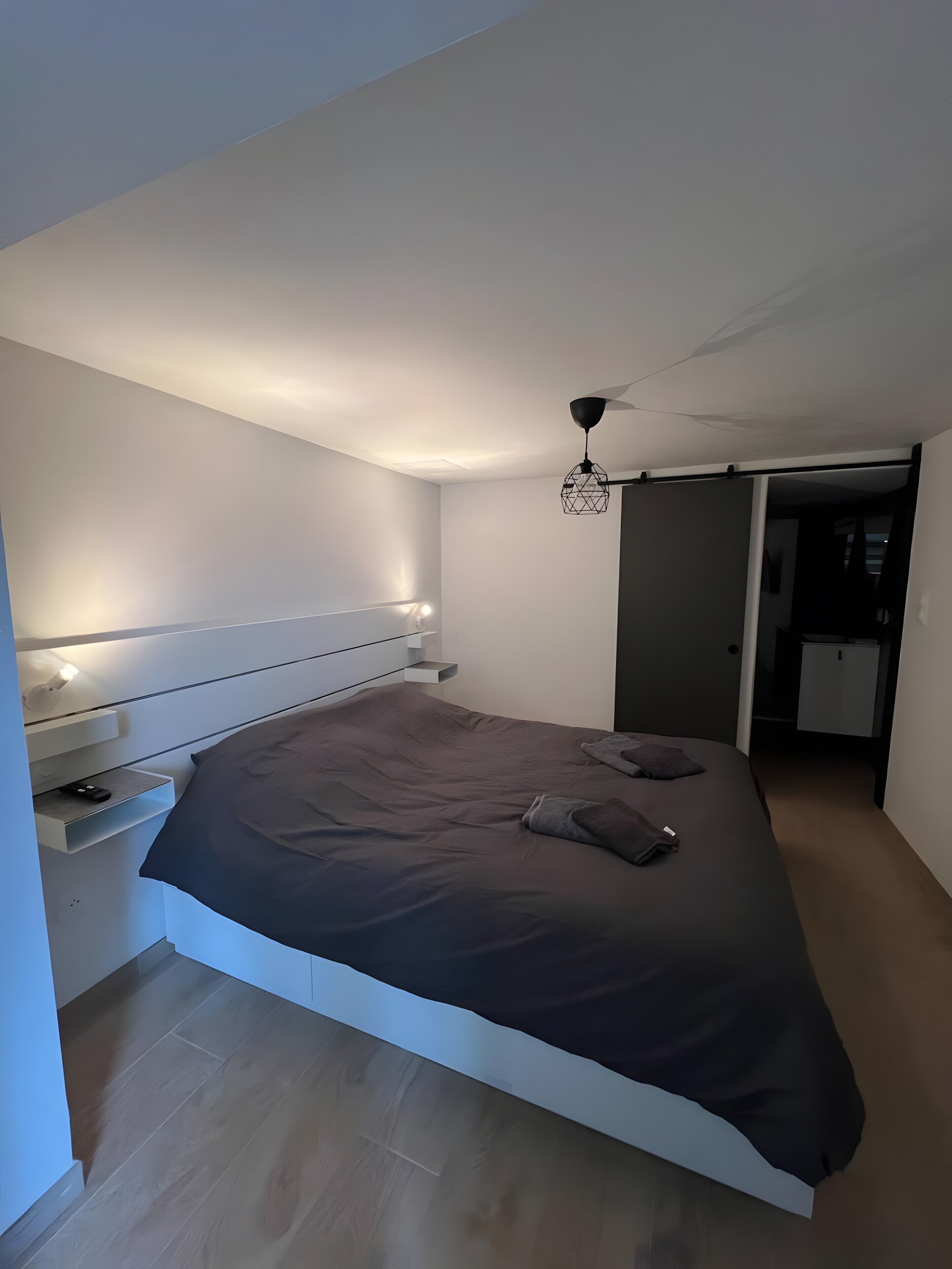 Planxa i posts de planxar, wifi i roba de llit 