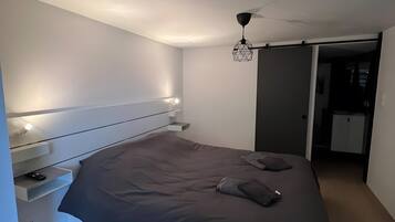 Planxa i posts de planxar, wifi i roba de llit