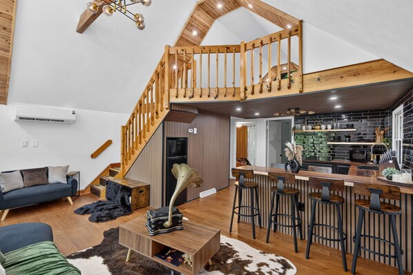 Living area - Cozy 3-bedroom cabin in the Pocono AC and fitnes room
Maximum capacity 8 people. (Poconos)