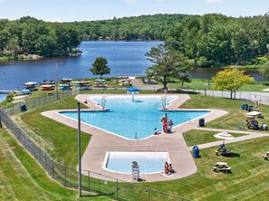 Pool - Cozy 3-bedroom cabin in the Pocono AC and fitnes room
Maximum capacity 8 people. (Poconos)