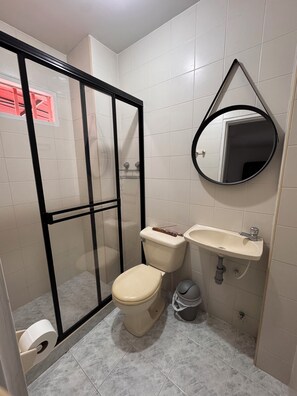 Shower, toilet paper - Adorable en-suite bedroom in Santa Rosa de Cabal (Santa Rosa de Cabal)
