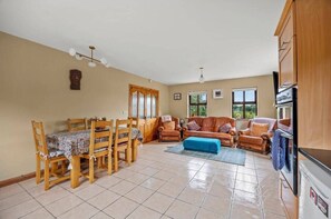 Living area - Killarney Large Spacious Holiday Home - Golf, Family stays, Tour Kerry (KY)