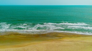 Une plage où les vagues se brisent près du rivage.