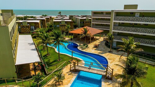 Apto em Resort com Acesso à Praia do Coqueiro