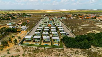 Un grand complexe hôtelier comprenant plusieurs bâtiments, une piscine et une plage.