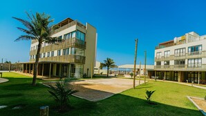 Un bâtiment moderne doté de nombreux balcons et d’une pelouse bien entretenue.