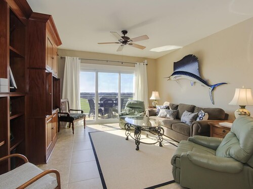 Relaxing Resort Retreat With Pool, Balcony & Golf Course Access