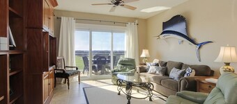 Relaxing Resort Retreat With Pool, Balcony & Golf Course Access