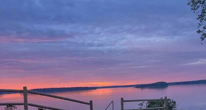 Cliffside 2 bedroom home. Quiet sunsets, beach access, and relaxation await you.